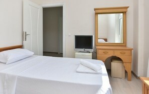 Habitación individual | Tabla de planchar con plancha, wifi gratis y ropa de cama 