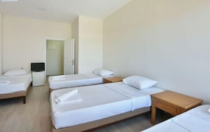 Habitación cuádruple | Tabla de planchar con plancha, wifi gratis y ropa de cama