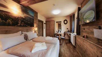 Doppelzimmer (Zimmer 180) | Zimmersafe, individuell dekoriert, Schreibtisch, Verdunkelungsvorhänge