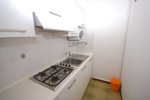 Mikrovågsugn och grytor/köksredskap