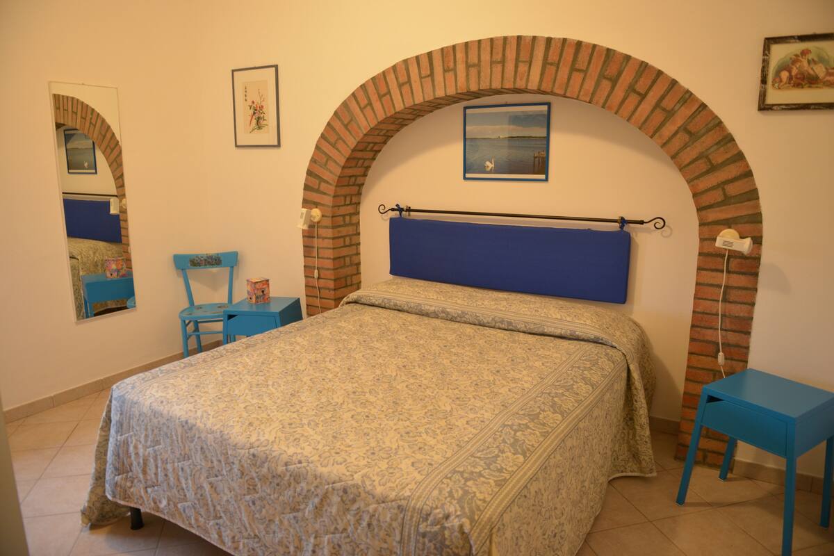 Standard Apartment, 1 Bedroom (Albicocca) | Desk, cribs (free), WiFi (free), bed sheets
