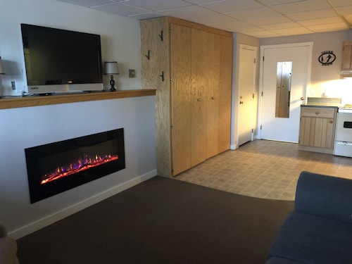 Ski In/Out at Sugarloaf
Short Walk or Shuttle to Bars and Base Area
Sleeps 4