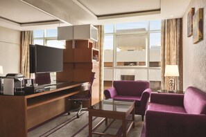 Executive Suite, Non Smoking | In-room safe, individually decorated, individually furnished, desk - Vivid Jeddah Hotel, a member of Radisson Individuals (Jeddah)