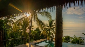 Ulkouima-allas, aurinkotuoleja