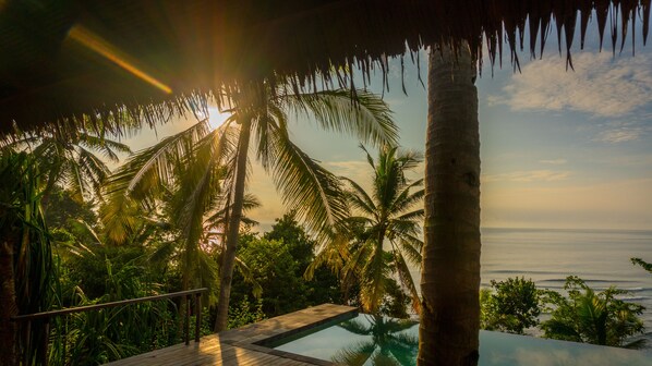 Piscine extérieure, chaises longues