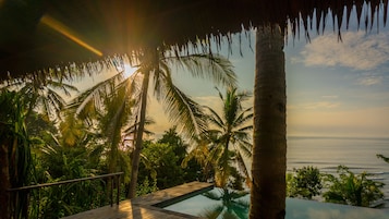 Piscina externa, espreguiçadeiras