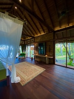 Suíte panorâmica | Cofres nos quartos, roupa de cama