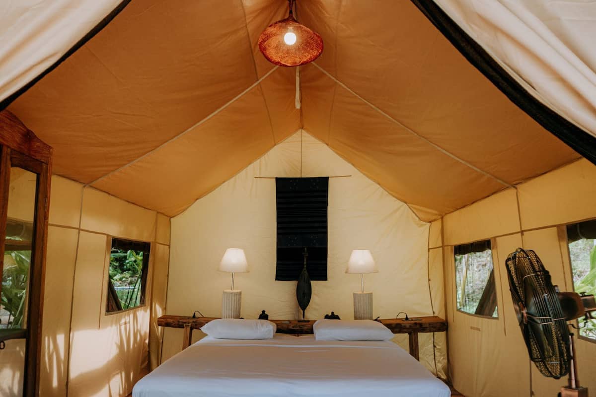 Cofres nos quartos, roupa de cama