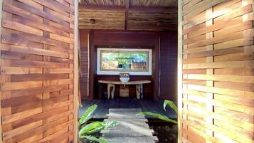 Hill Top Suite | Bathroom | Eco-friendly toiletries, towels