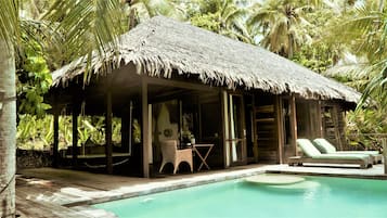 1 غرفة نوم وخزنة داخل الغرفة وملاءات أسرّة