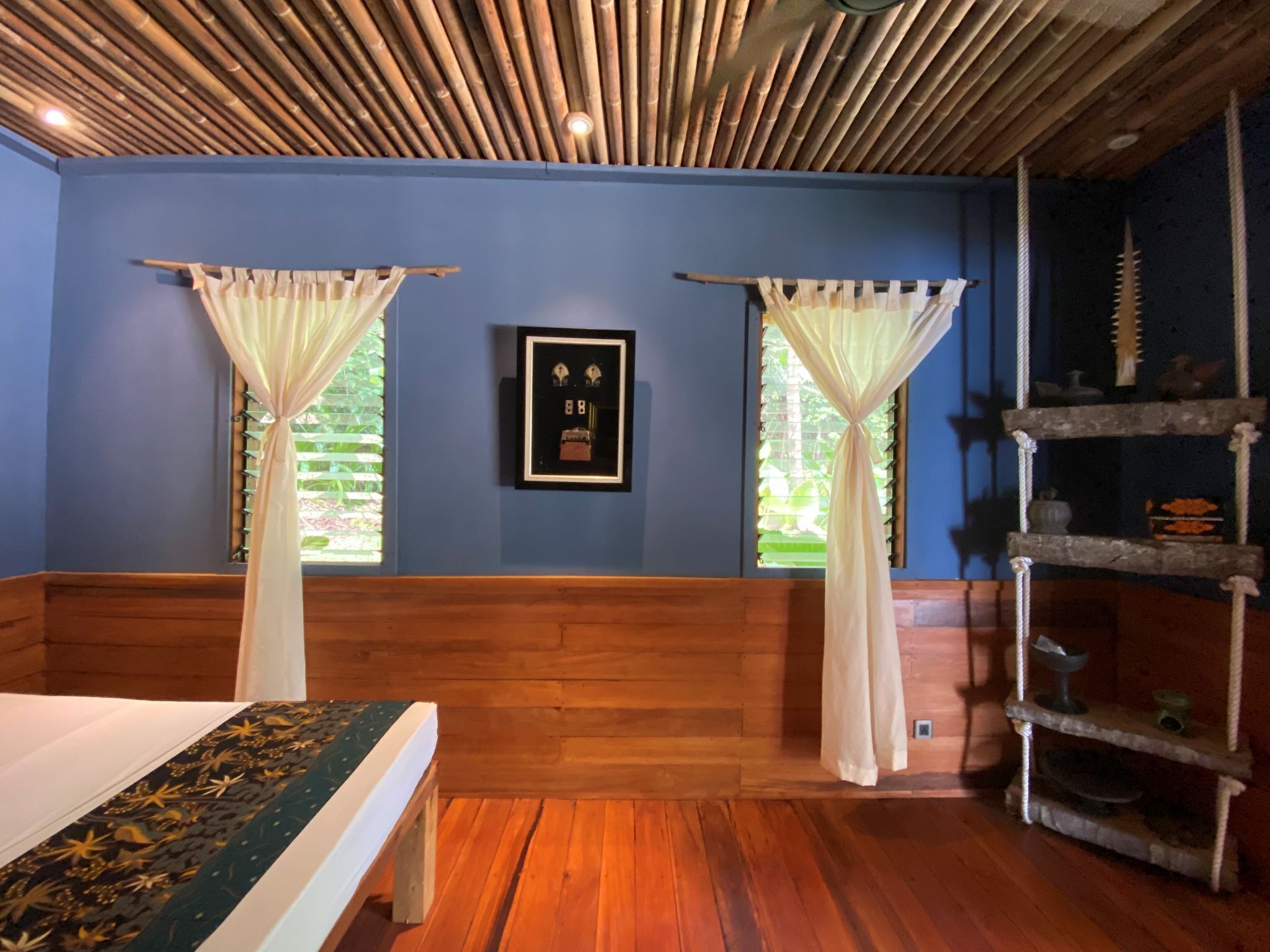 In-room safe, bed sheets