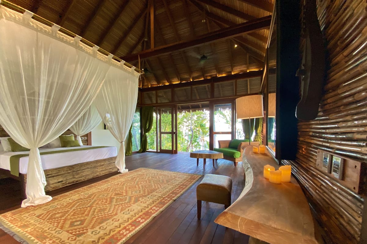 Suíte panorâmica | Cofres nos quartos, roupa de cama