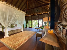 Suíte panorâmica | Cofres nos quartos, roupa de cama