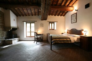 Classic Room | Individually furnished, desk, laptop workspace, free wired internet - Bio Agriturismo La Cerqua (Pietralunga)