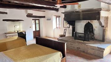 Romantische tweepersoonskamer | Individueel gemeubileerd, een bureau, een laptopwerkplek