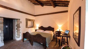 Classic-Doppelzimmer | Individuell eingerichtet, Schreibtisch, laptopgeeigneter Arbeitsplatz