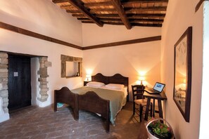 Classic Double Room | Individually furnished, desk, laptop workspace, free wired internet - Bio Agriturismo La Cerqua (Pietralunga)