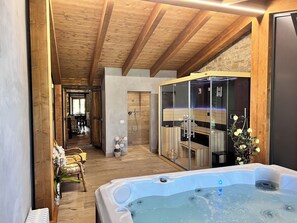 Indoor spa tub - Bio Agriturismo La Cerqua (Pietralunga)