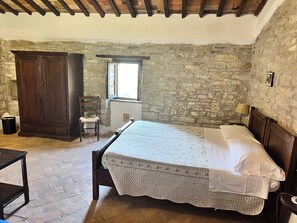 Quarto casal clássico | Individualmente mobiliados, escrivaninha