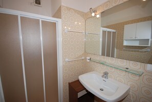 Apartment, 2 Bedrooms (C-6) | Bathroom | Shower, bidet - Residence Marco Polo (Lignano Sabbiadoro)