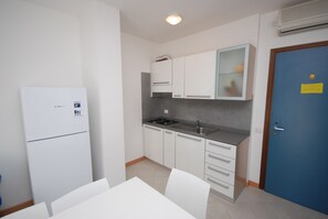 Apartment, 1 Bedroom (B-5) | Private kitchenette