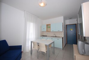 Apartment, 1 Bedroom (B-4) | Private kitchenette
