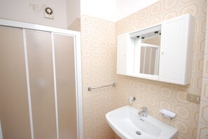 Apartamento, 1 habitación (B-4) | Baño | Ducha y bidé