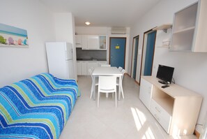 Apartment, 1 Bedroom (B-5) | Living area | Flat-screen TV - Residence Marco Polo (Lignano Sabbiadoro)