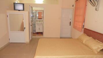 Family Triple Room | In-room safe, desk, rollaway beds, free WiFi