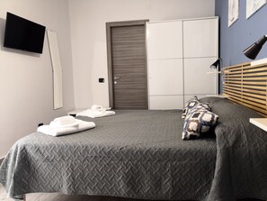Premium bedding, down comforters, memory foam beds, desk - B&B Home Visit (Agrigento)