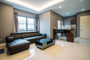Departamento, 1 habitación, vista a la ciudad (1 King + 1 Sofa Bed) | Sala de estar | Televisión de pantalla plana 