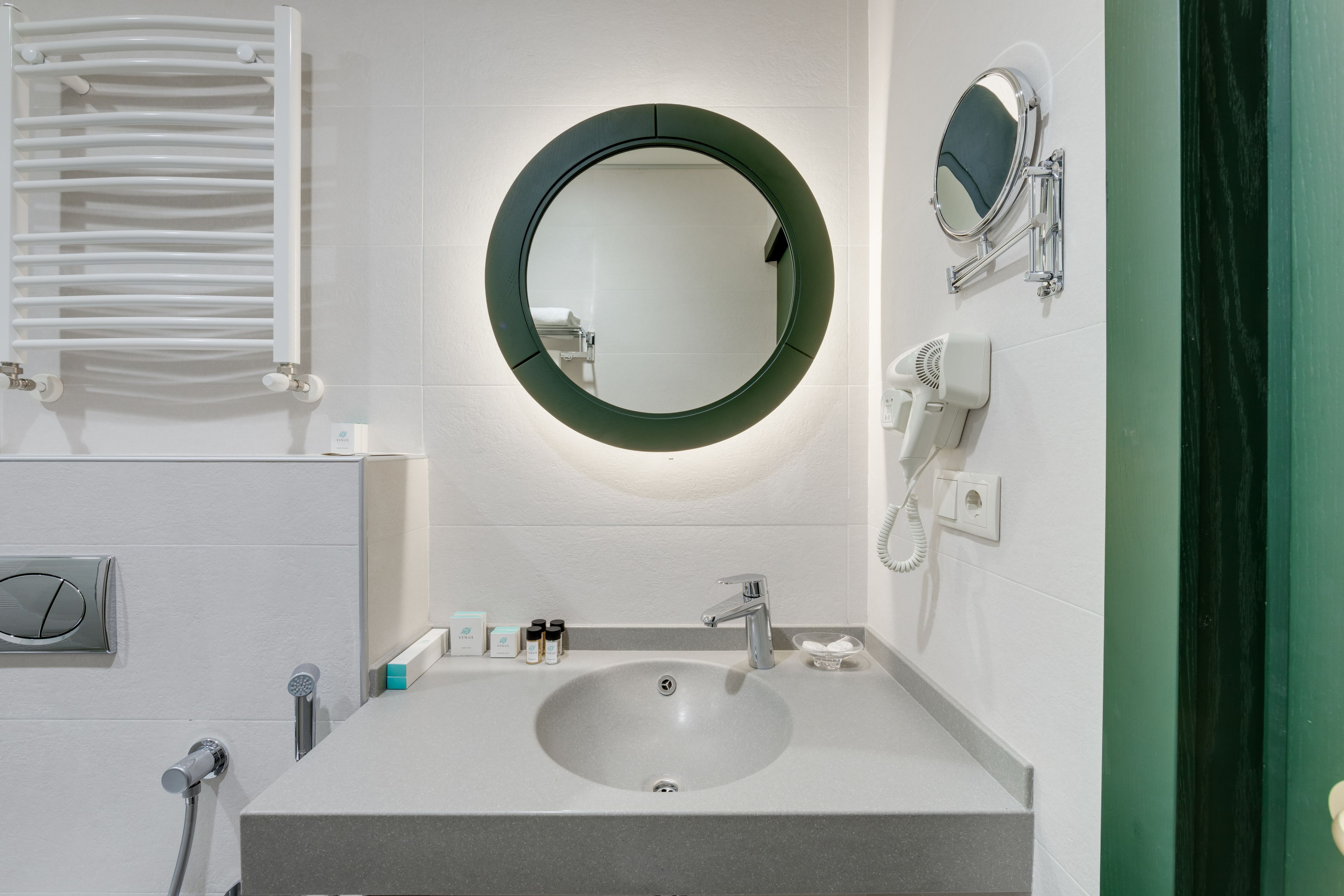 superior double or twin room, city view | bathroom | shower, hydromassage showerhead, free toiletries, hair dryer