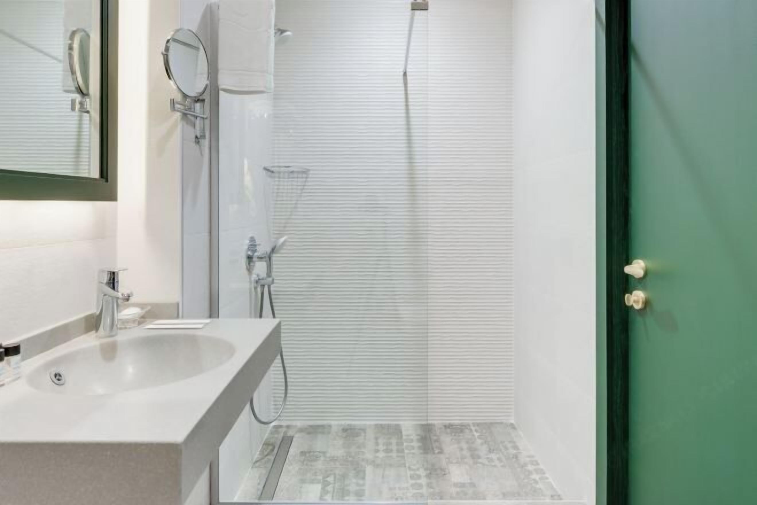 浴室 | 淋浴设施、旋水按摩花洒、免费洗浴用品、吹风机