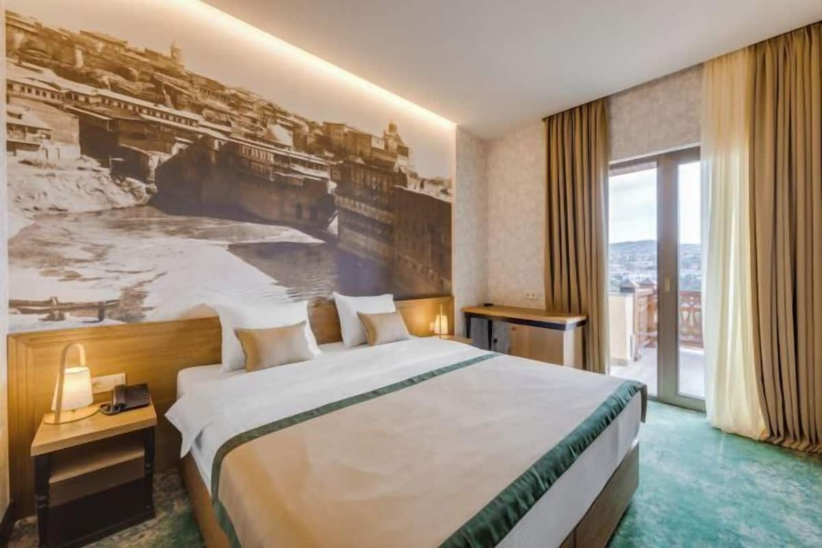 1 bedroom, premium bedding, minibar, in-room safe