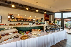 Esmorzar diari d'estil bufet gratuït