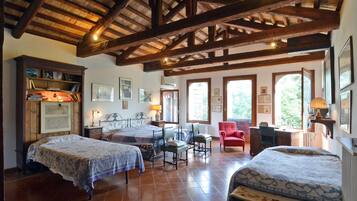 Vierbettzimmer, mit Bad (In Torretta) | Schreibtisch, kostenloses WLAN