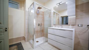 Deluxe Double Room, Balcony | Bathroom