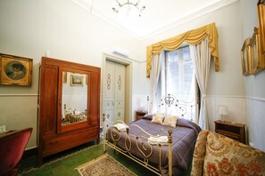 Chambre Double Deluxe, balcon | Bureau, fer et planche à repasser, Wi-Fi gratuit, draps fournis