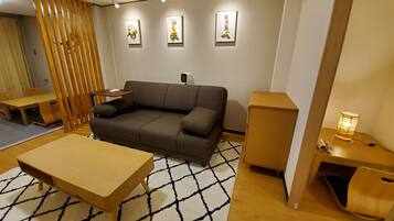 Deluxe Suite | 1 bedroom, individually decorated, individually furnished, desk
