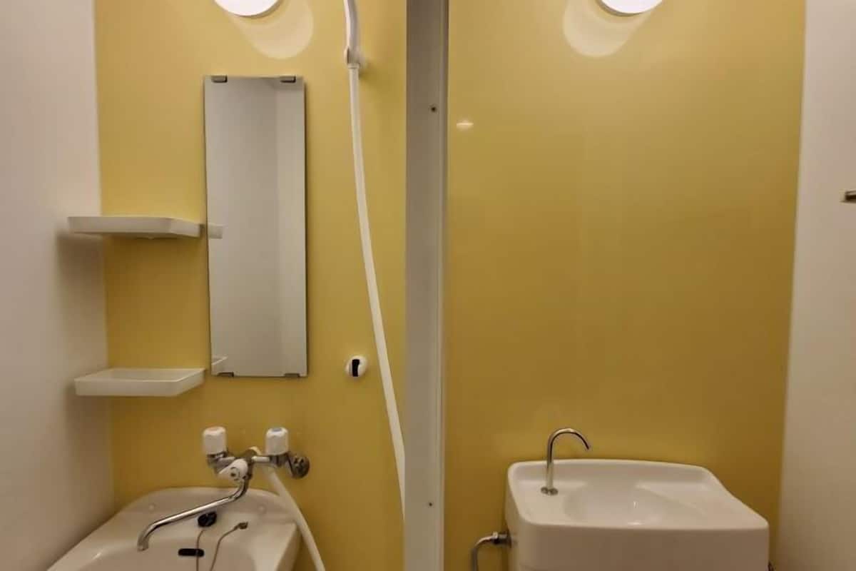 Douche, articles de toilette (gratuits), séchoir à cheveux, pantoufles