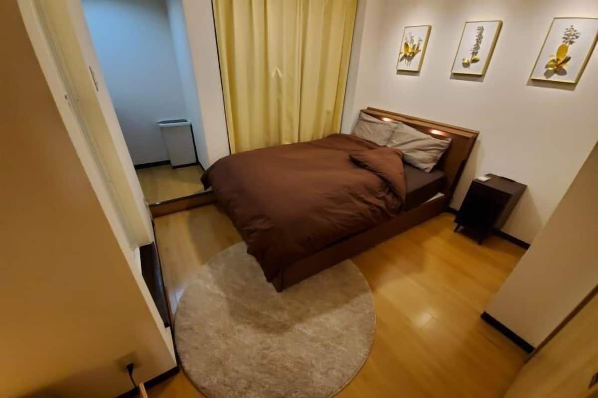 1 bedroom, individually decorated, individually furnished, desk