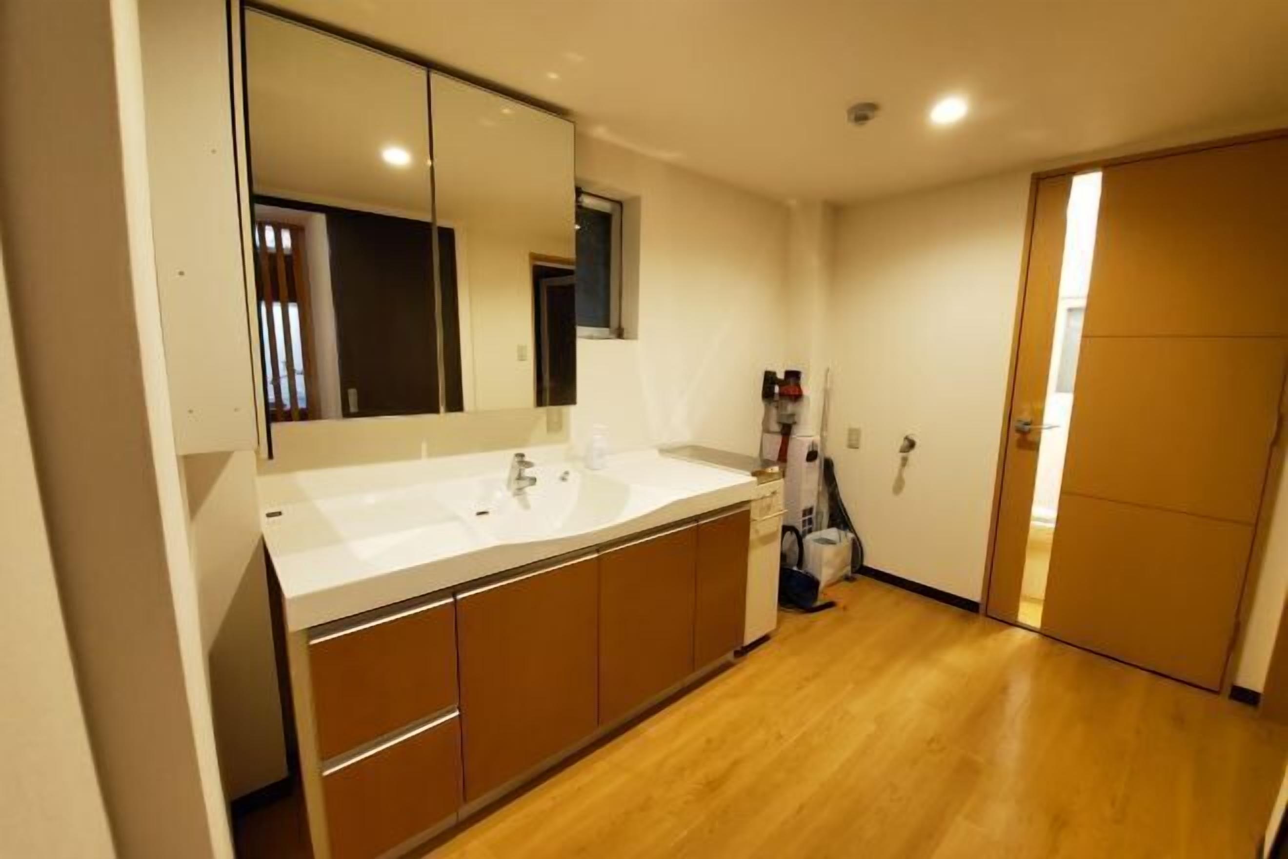 Bathroom | Shower, free toiletries, hair dryer, slippers