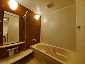 デラックス和室スイート | バスルーム | シャワー、バスアメニティ (無料)、ヘアドライヤー、スリッパ