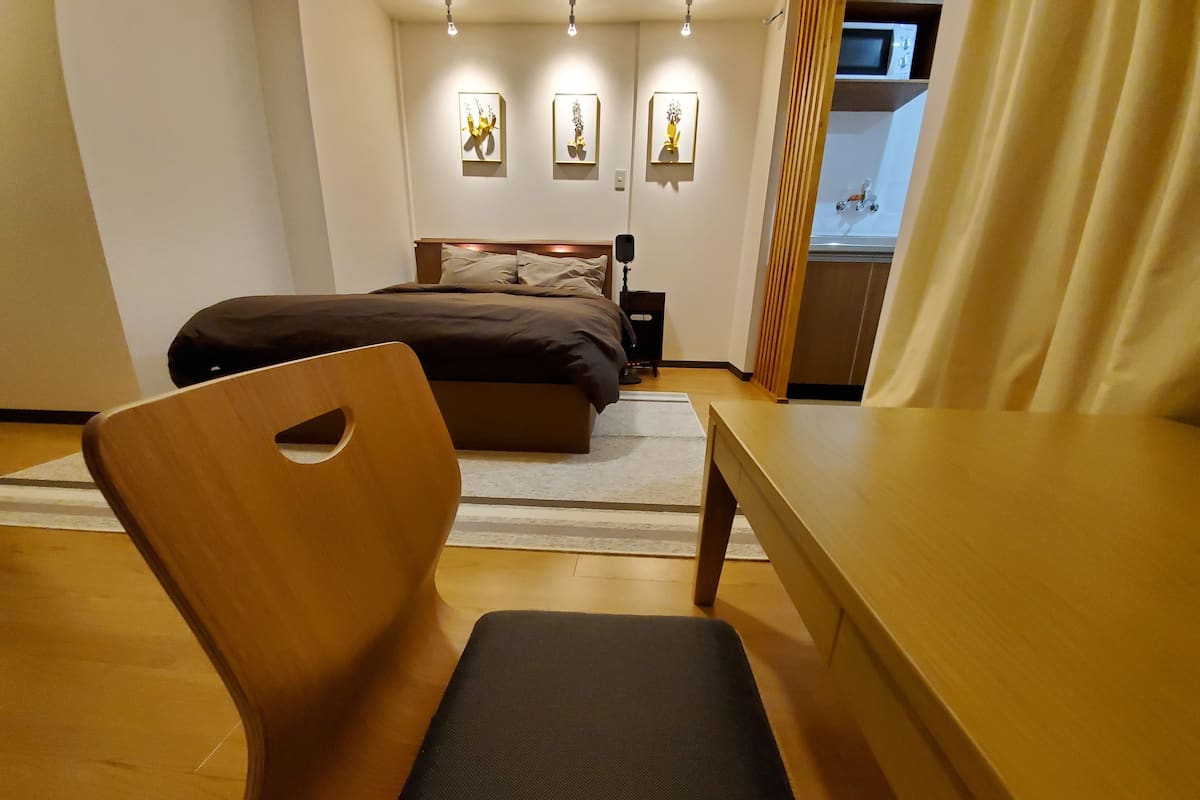 Quarto casal conforto | Escrivaninha, quartos à prova de som, Wi-Fi de cortesia