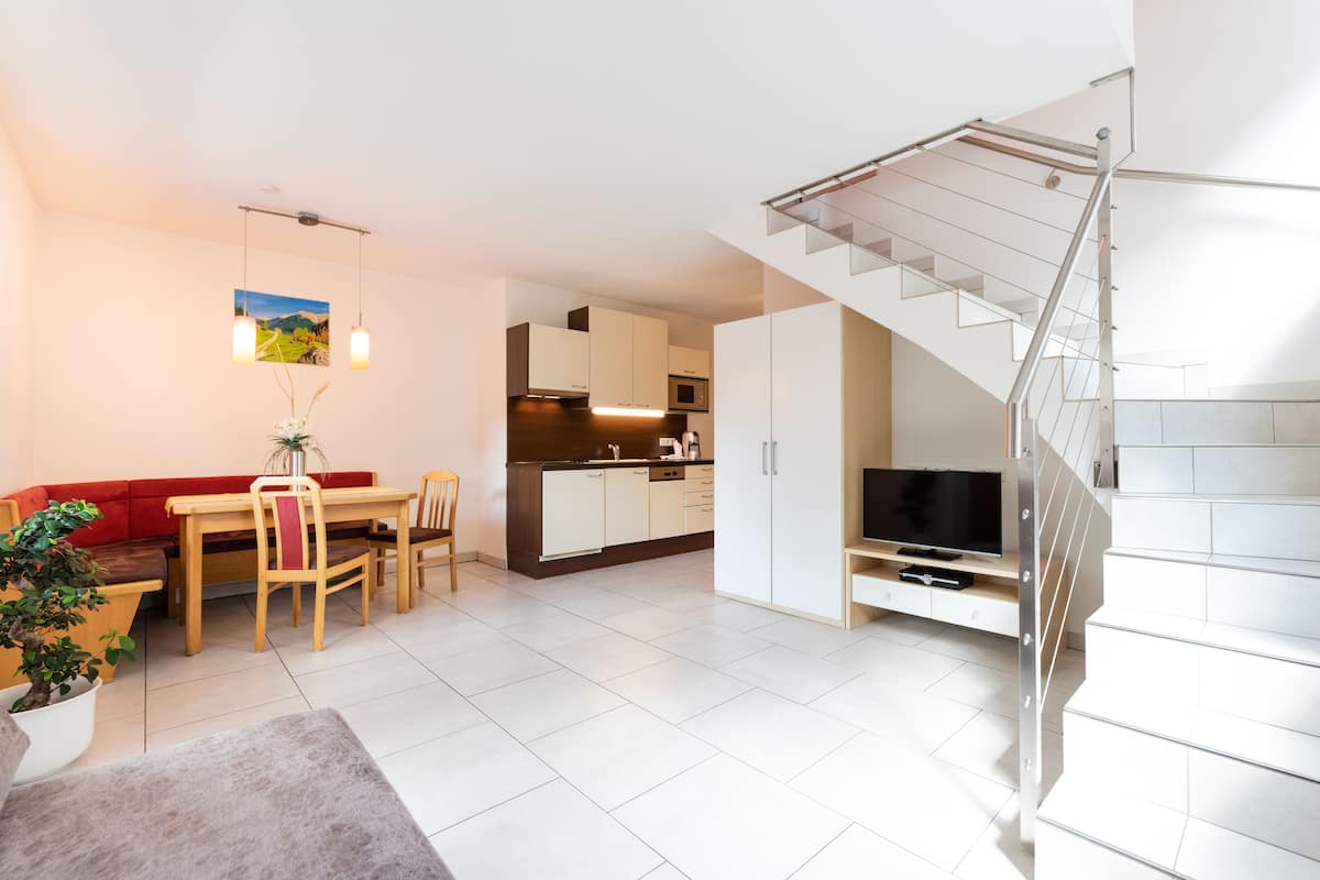 Apartamento superior (Celina) | Zona de estar | Una televisión de pantalla plana, un iPad, Netflix, un futbolín