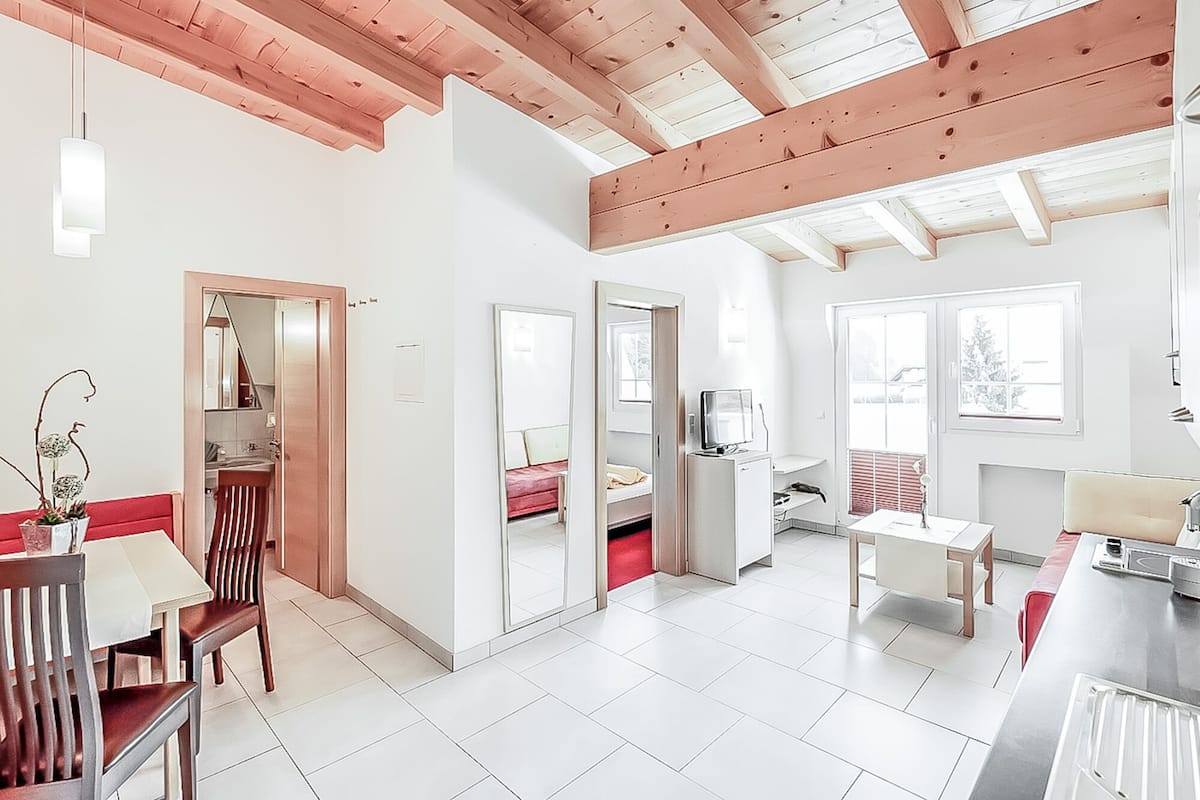 Apartamento Confort (Lisa) | Zona de estar | Una televisión de pantalla plana, un iPad, Netflix, un futbolín