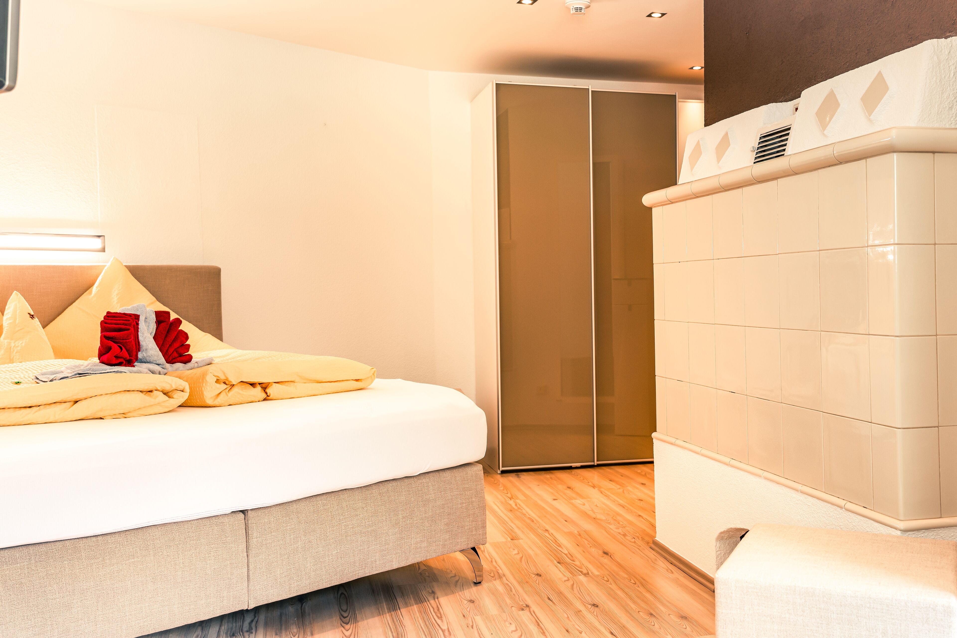 Una camera d'albergo con un letto, un armadio e un bagno.