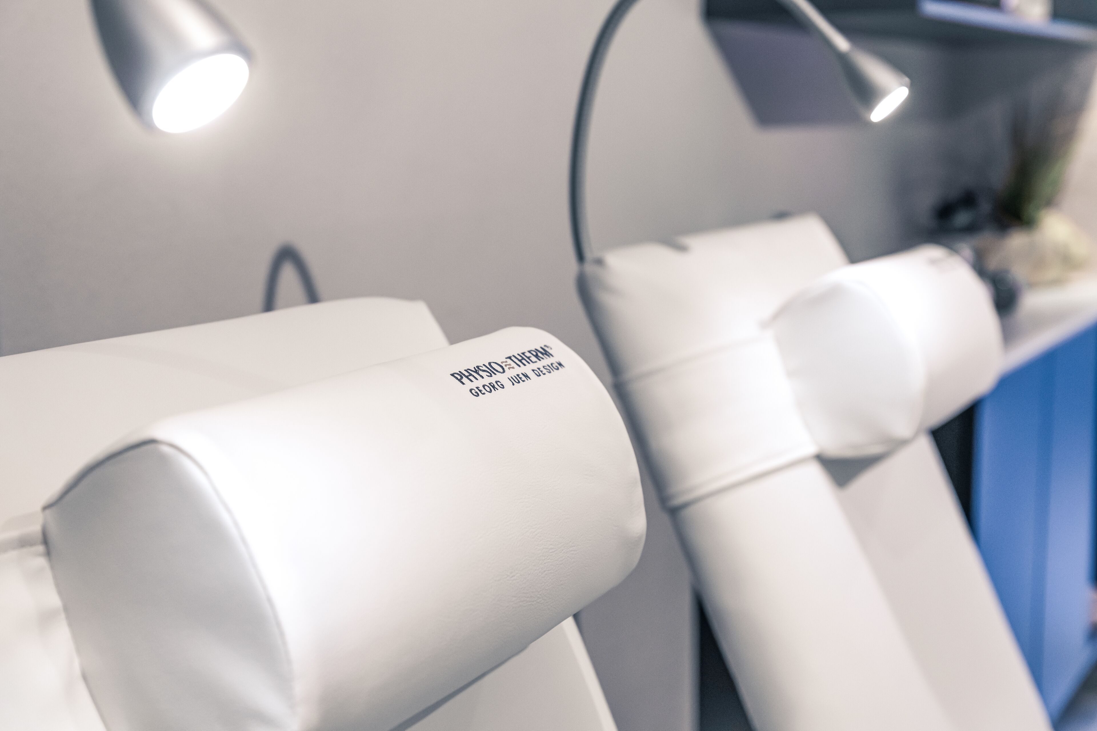 A modern, minimalist room with a white headrest and a lamp.