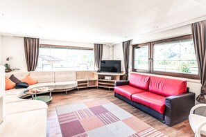 En 40-tommers Flatskjerm-TV med digitale kanaler samt TV og iPad