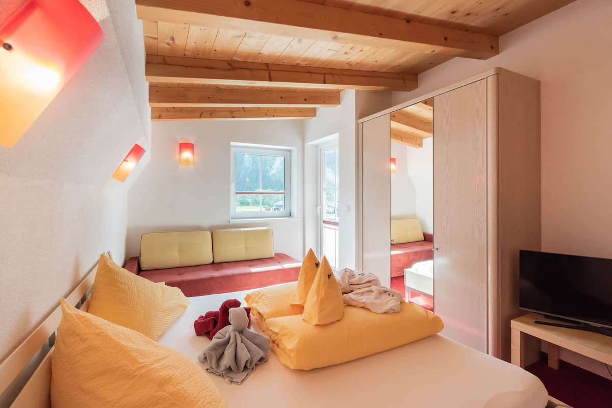 2 bedrooms, in-room safe, individually decorated, individually furnished